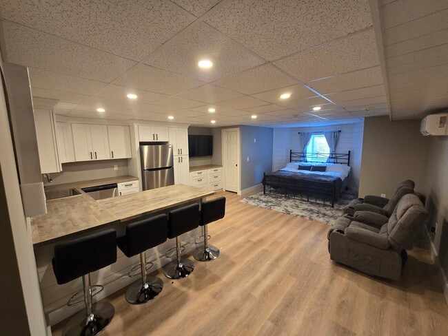 Building Photo - 120 Miantonomi Ave Unit Villa Rental
