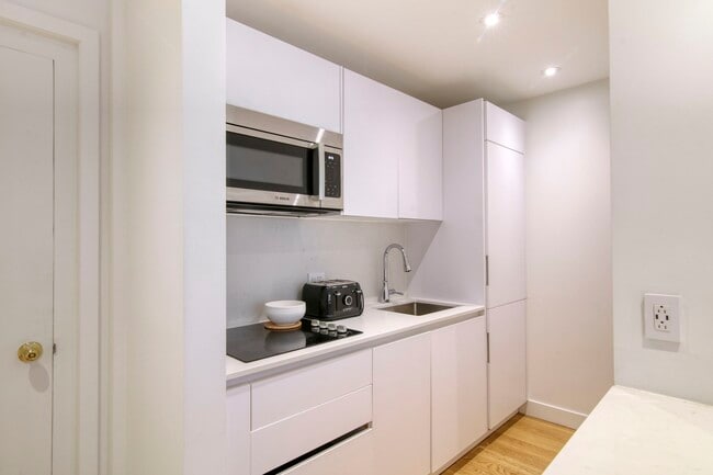 Building Photo - 3468 Rue Drummond Unit 308