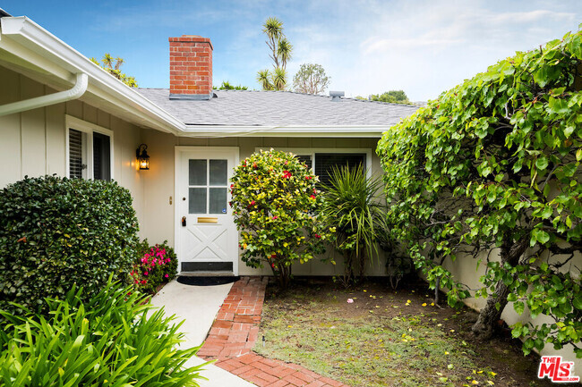Building Photo - 931 Las Pulgas Rd Rental