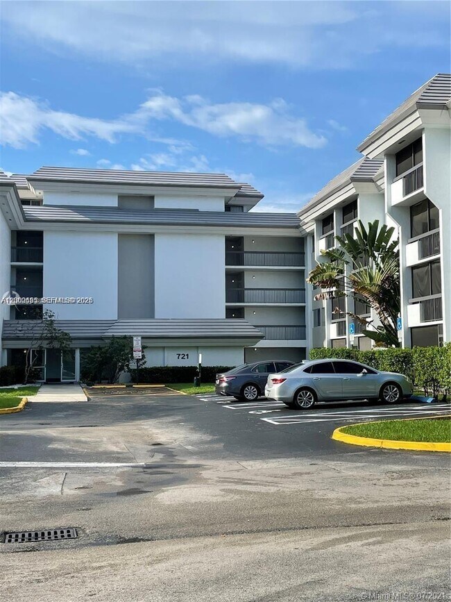 Building Photo - 721 N Pine Island Rd Unit 104