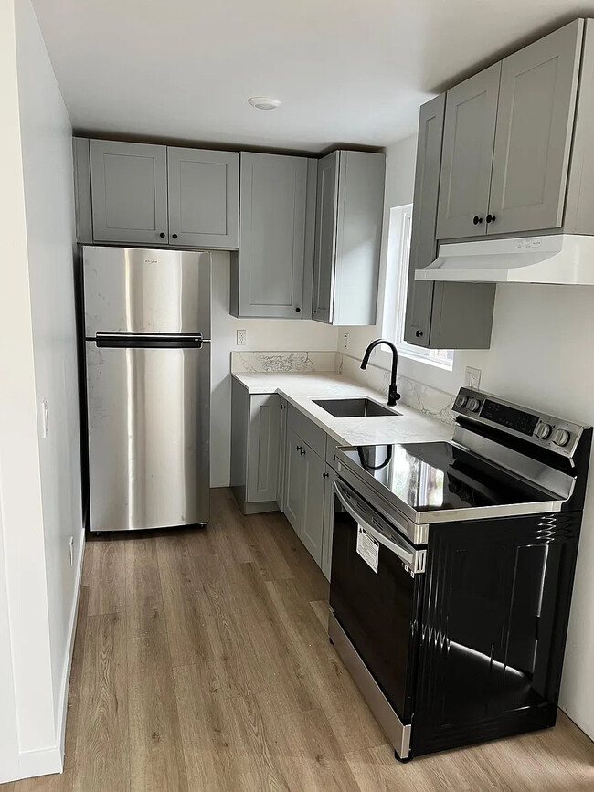 Building Photo - 2819 3rd Ave Unit 2825