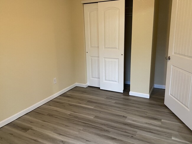 Building Photo - 716 Tall Oaks Dr Unit 100