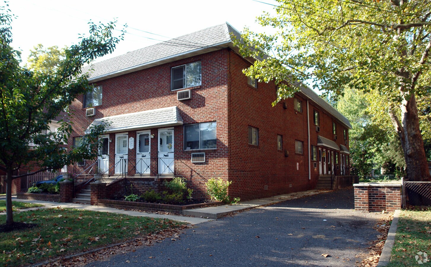 Photo - Collins Court Apartments