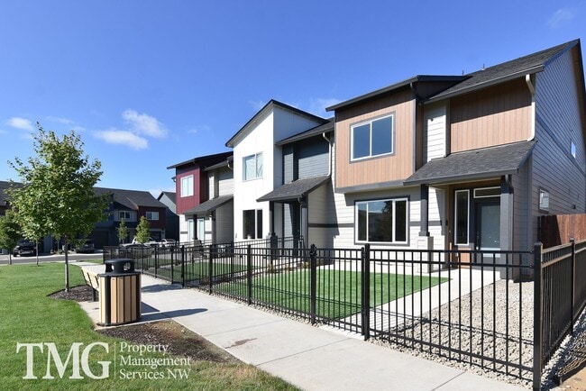 Building Photo - AmazingTownhome with Stunning Finishes! 1900+ Sq Ft, Fenced Yard!