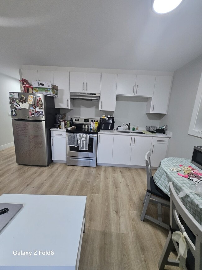 Photo - 19272 71 Ave