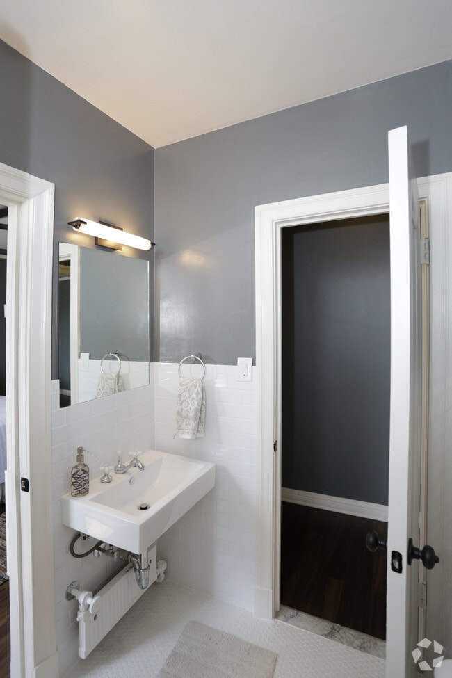 1BR, 1BA - 825 SF