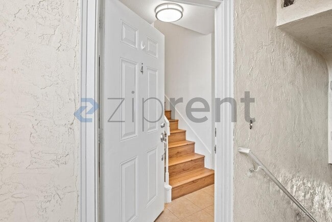 Photo - 1451 Main St