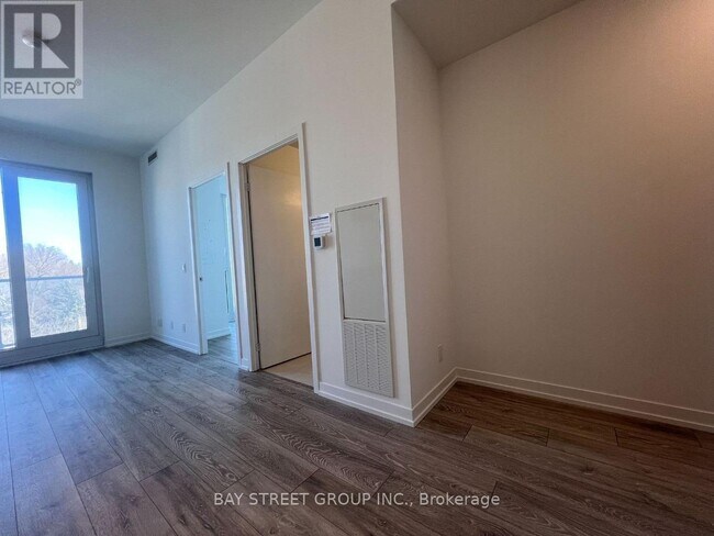 Photo - 2020 Bathurst St Unit 735