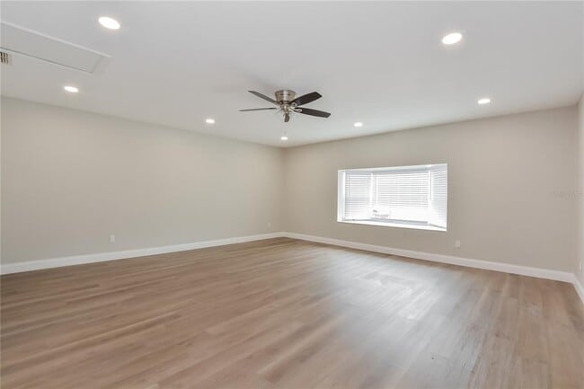 Photo - 304 Sir Lawrence Dr