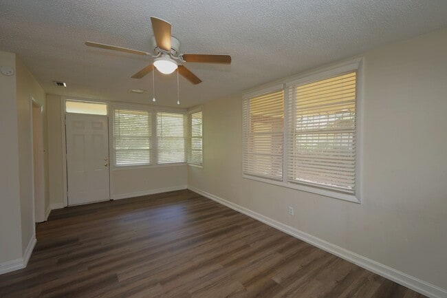 Photo - 902 Ridgewood Dr