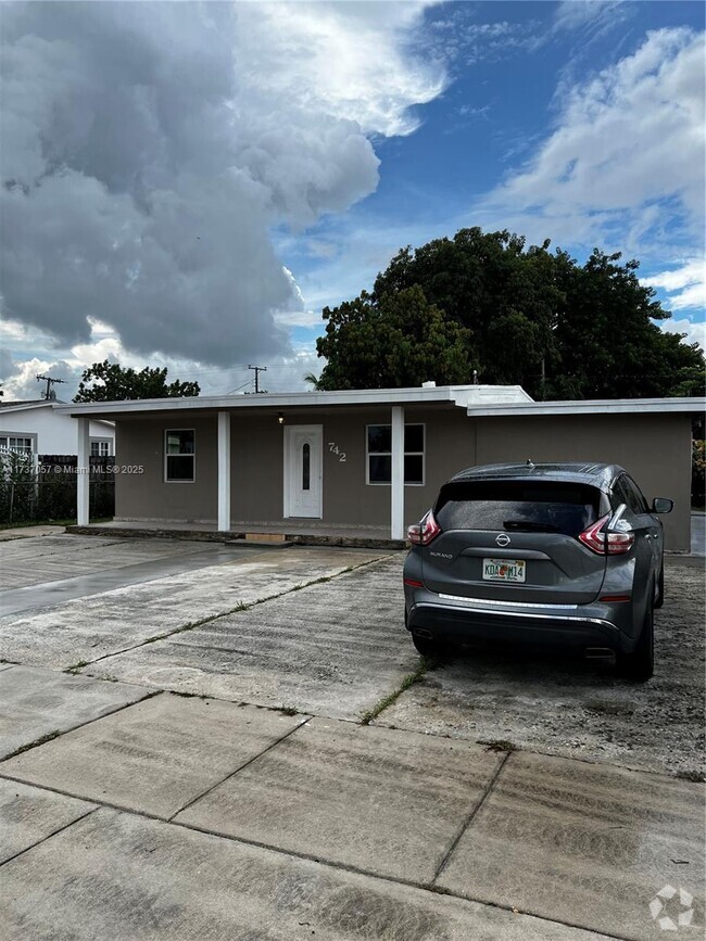 Building Photo - 742 E 27th St Rental