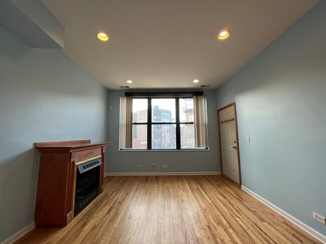 Living Room - 905 N Racine Ave Unit 2