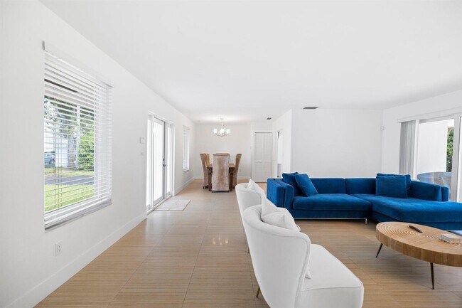 Photo - 811 Capri St