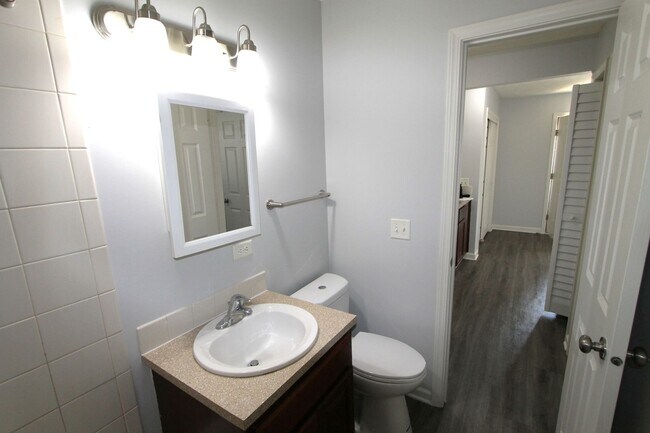 Photo - First floor 1 bedroom apartment- Private walk out entrance. No Stairs! Unidad 802-1