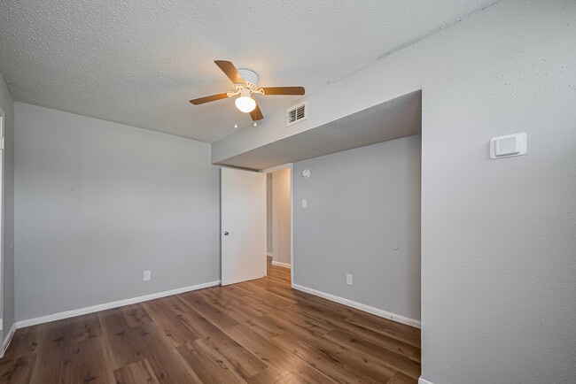 Photo - Mangum Oaks Apartments