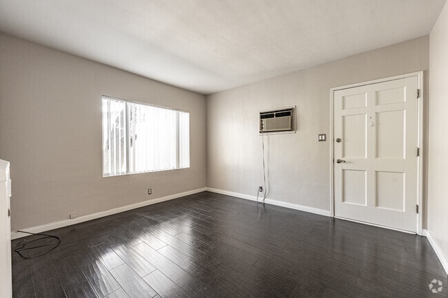 1BR, 1BA - 550SF - Living Room