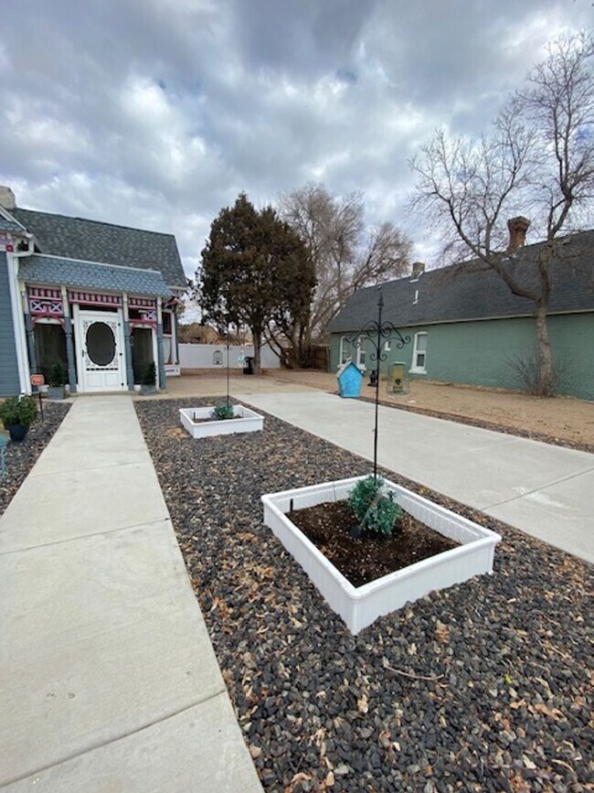 Photo - Charming Victorian Era Painted Lady Cottag...