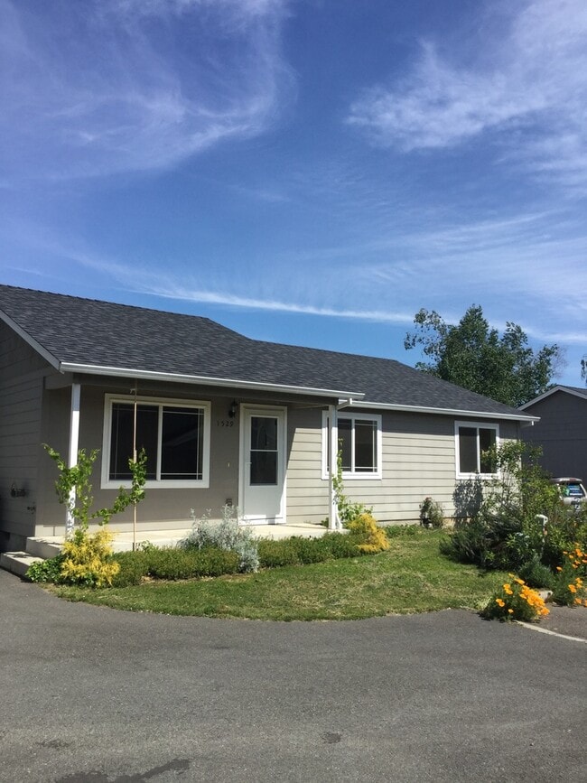 Building Photo - 3 Bedroom 2 Bath with RV parking in Medford! Rental