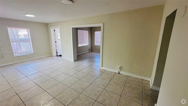 Building Photo - 2250 NE 136th St Rental