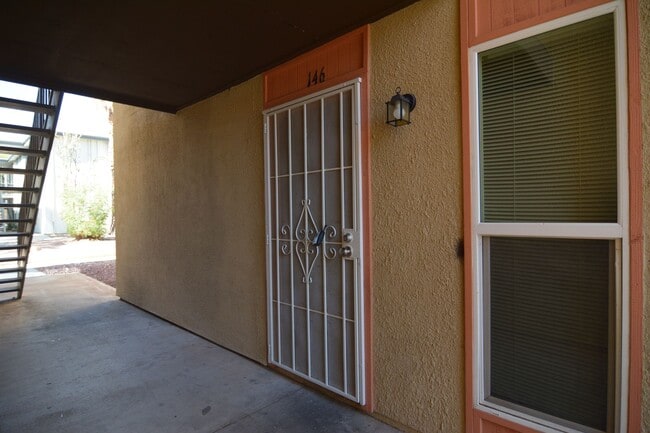 Building Photo - Remodeled 1 Bedroom 1 Bath Condo! Great Ce...