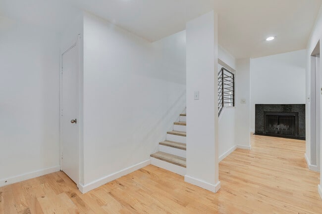 Building Photo - 4130 Newton Ave Unit F