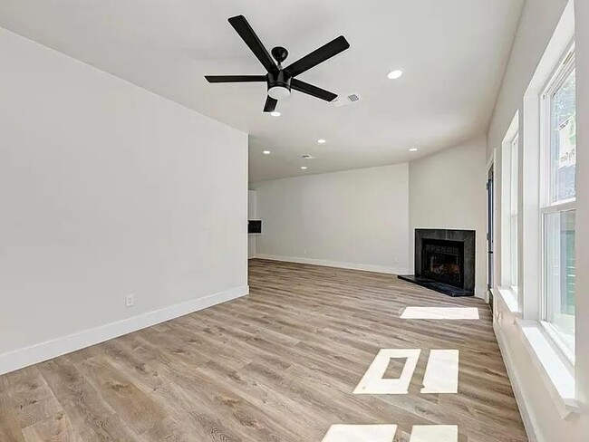 Building Photo - 201 Mockingbird Ln W