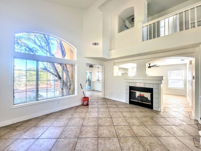 Building Photo - Gorgeous Paloma Del Sol Home - Newer paint...