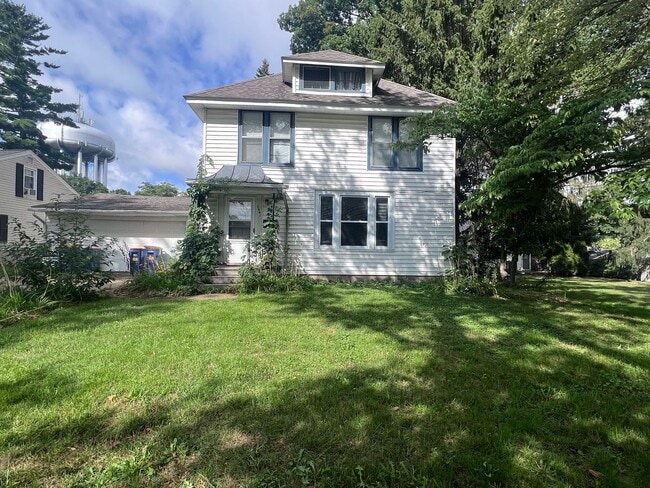 Building Photo - Two Bedroom Duplex - Located just Outside ... Rental