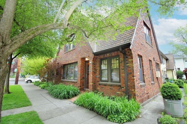 Building Photo - 2904-2914 SE Washington St & 606 SE 29th Ave