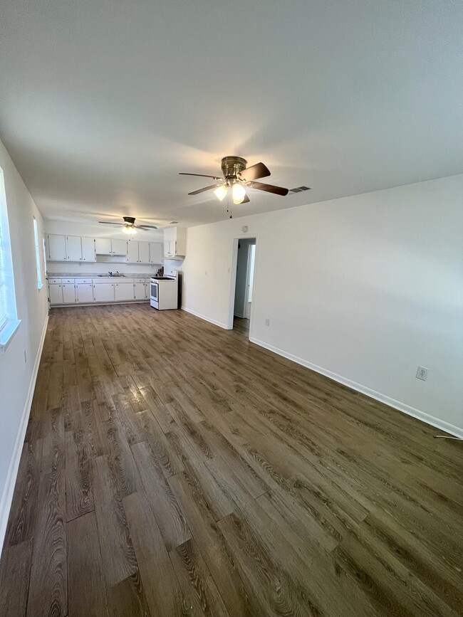 Building Photo - 905 Phlox Ave Rental