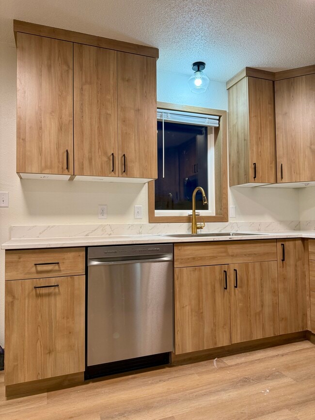 Building Photo - 1004 Castlewood Dr