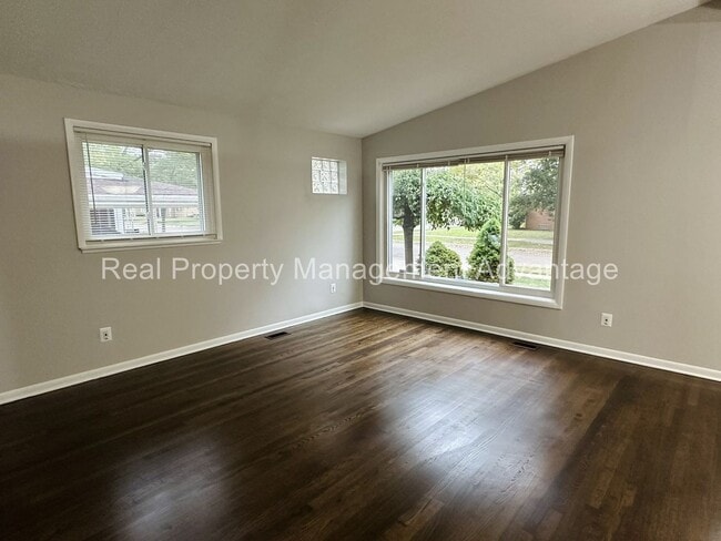 Photo - Oak Park Mid-Century Modern Beauty!