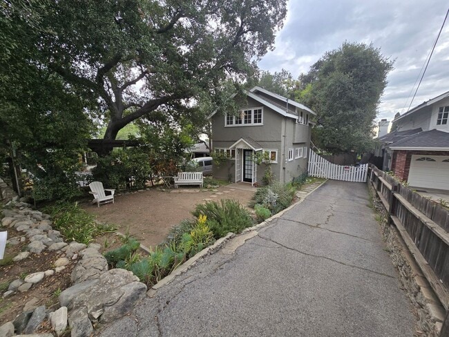 Building Photo - Beautiful 2 Bed 1 Bath Home in Sierra Madre