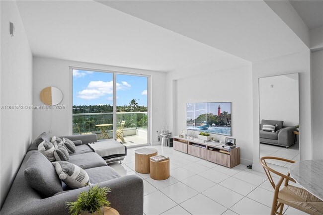 Building Photo - 6362 Collins Ave Unit 412 Rental