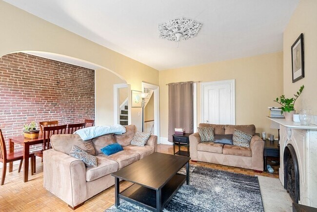 Photo - 152 W Canton St Unidad 2