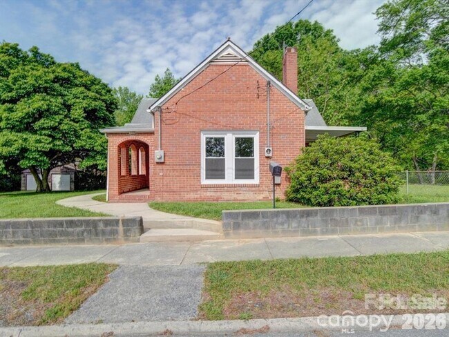 Photo - 720 S Main St