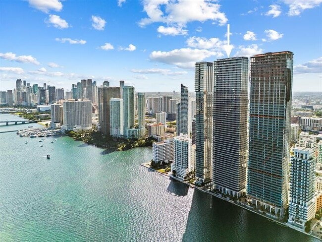 Photo - 700 NE 24th St Unidad 3307