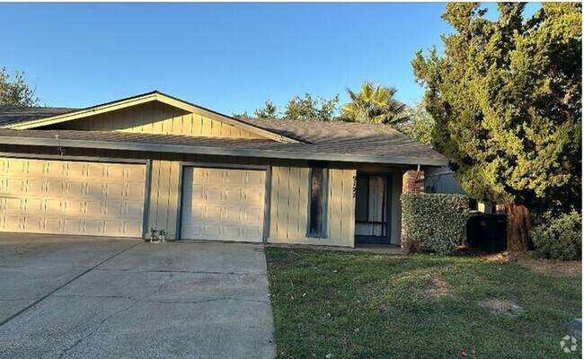 Building Photo - Beautiful 2 bed 2 bath duplex!! Half Off O... Rental