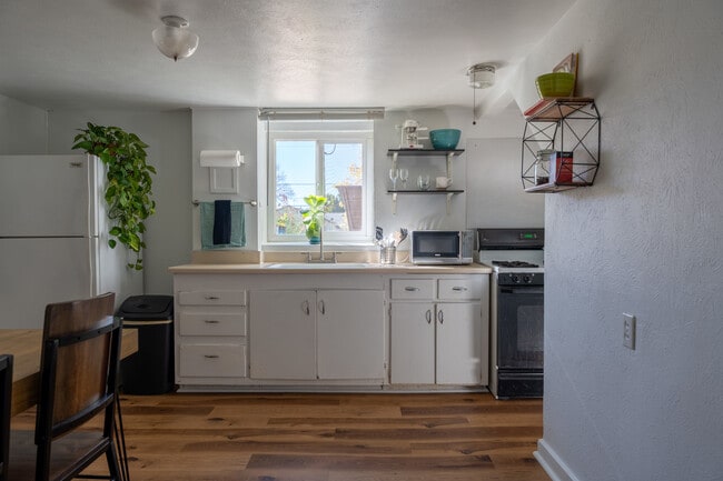 Photo - 2731 S Sherman St