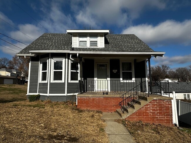 Building Photo - 215 E Cherry St