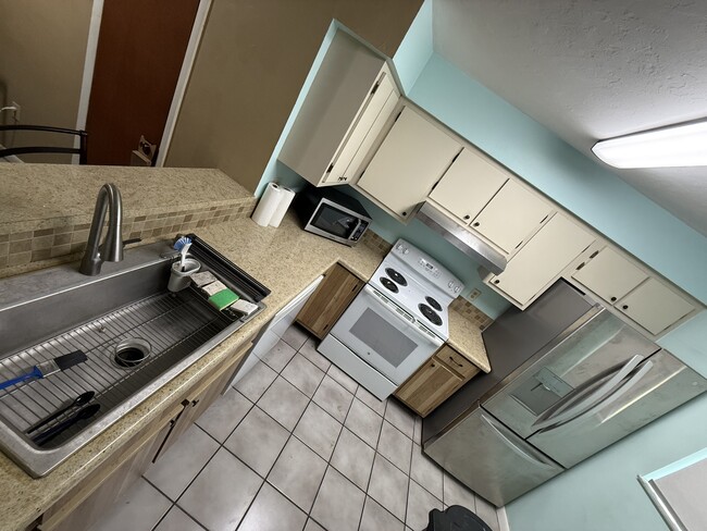 Building Photo - 2023 SW 39th Way Unit 2023
