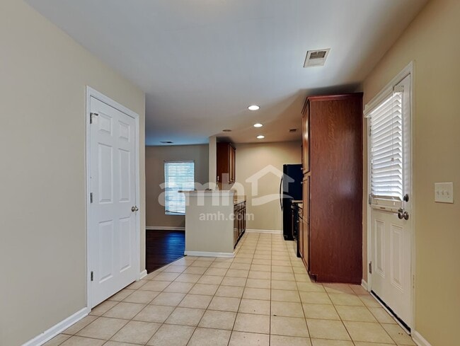 Photo - 409 Lakewind Dr