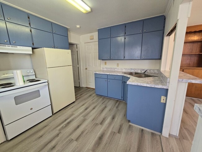 Building Photo - 1 BEDROOM/1 BATH FOR RENT