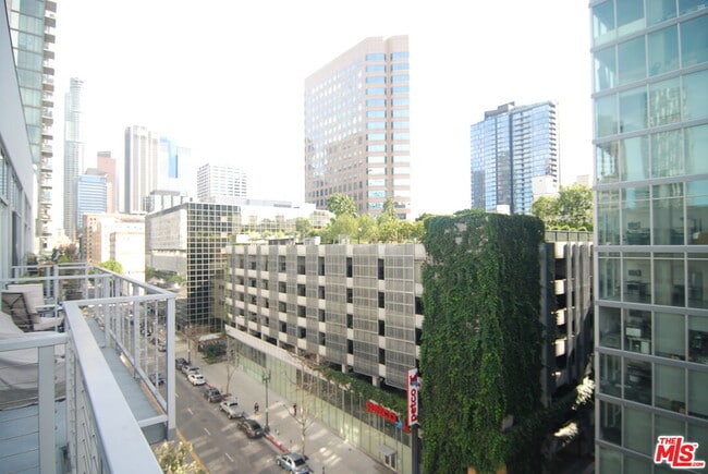 Photo - 645 W 9th St Unidad 725