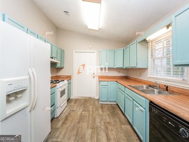 Photo - 667 Rae Dr SW