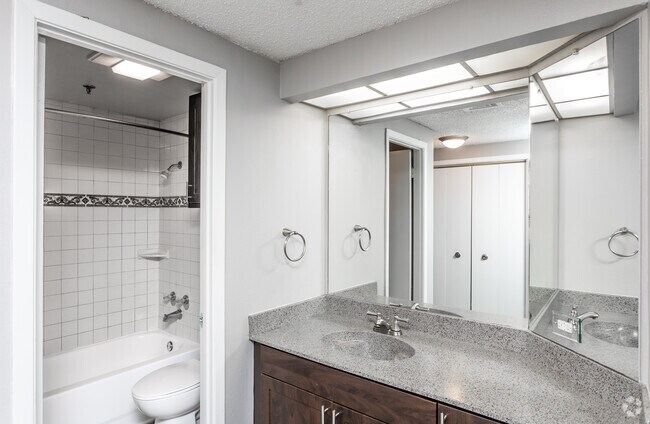 2BR, 2BA - 1527SF "The Ritz" Bathroom