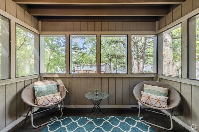 2BR, 2BA - 1185SF - Porch - Hampton Woods