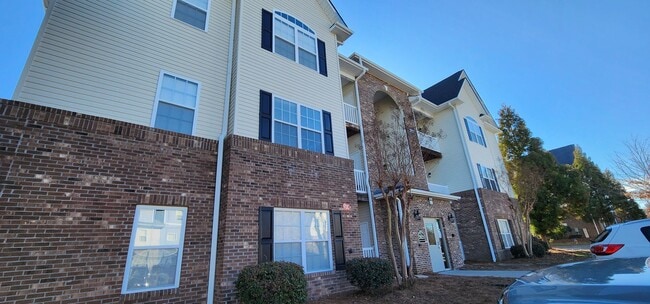 Building Photo - Great condo near Hanes Mall area, Clemmons and I40
