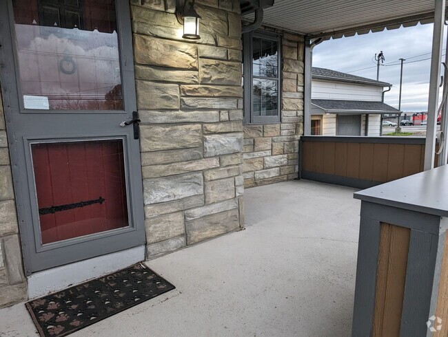 Building Photo - Spacious 4 Bed 2.5 Bath Home