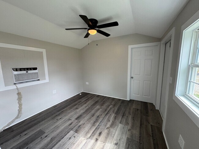 Photo - Tiny Home in Newark! Small dog allowed